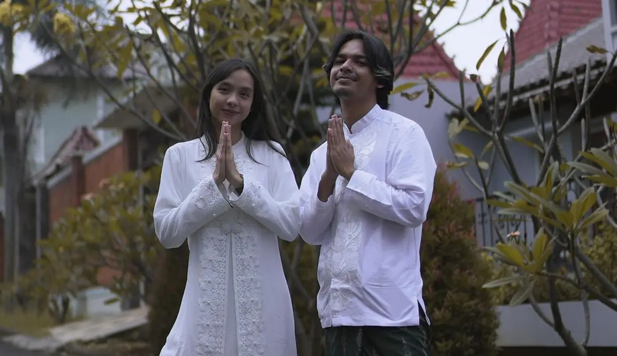 Pasalnya, pasangan selebriti ini memilih mengusung resepsi pernikahan bak sebuah konser musik. Keduanya diketahui mengusung resepsi berkonsep video mapping project yang disusun secara pribadi oleh keduanya dan tim. (Liputan6.com/IG/@alffy_rev)