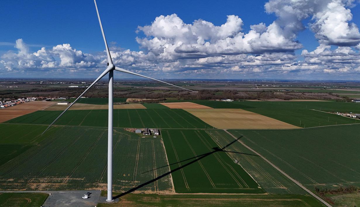 Ladang angin dengan tiga turbin angin ini memiliki kapasitas untuk memasok listrik ke lebih dari 10.000 rumah tangga secara lokal. (Christophe ARCHAMBAULT/AFP)