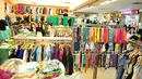 Aktivitas jual beli di salah satu pusat perbelanjaan di Jakarta, Jumat (11/11). Pemerintah akan menghentikan impor barang secara borongan untuk meminimalisasi kegiatan penyelundupan yang bisa merugikan industri dalam negeri. (Liputan6.com/Angga Yuniar)