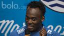 Gelandang Persib Bandung, Michael Essien, menjawab pertanyaan wartawan saat jumpa pers. Pada keterangannya, pria Ghana itu membantah kedatangannya ke Indonesia hanya karena uang. (Bola.com/Vitalis Yogi Trisna)