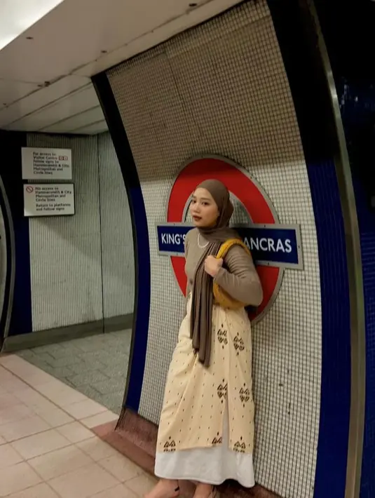 Zara juga tampil dengan kerudung pashmina warna coklat yang diserasikan dengan bajunya. Ia terlihat mengenakan kalung sebagai pelengkap penampilan. [@camilliazr]