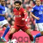 Gelandang Liverpool, Mohamed Salah, berusaha melewati kepungan pemain Leicester pada laga Premier League di Stadion Anfield, Liverpool, Sabtu (5/10). Liverpool menang 2-1 atas Leicester. (AFP/Paul Ellis)