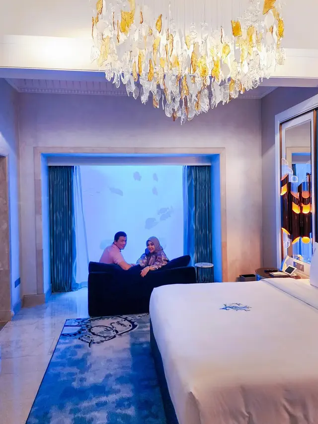 7 Potret Syahrini Liburan ke Dubai, Kamar Hotelnya di Bawah Laut