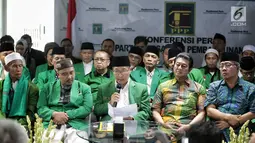 Ketua Umum PPP versi Muktamar Jakarta, Humphrey Djemat dalam jumpa pers di kantornya, Rabu (6/2). Humphrey menilai aneh langkah PPP kubu Romahurmuziy yang baru melaporkannya sekarang padahal konflik di PPP sudah bertahun-tahun (Liputan6.com/Faizal Fanani)
