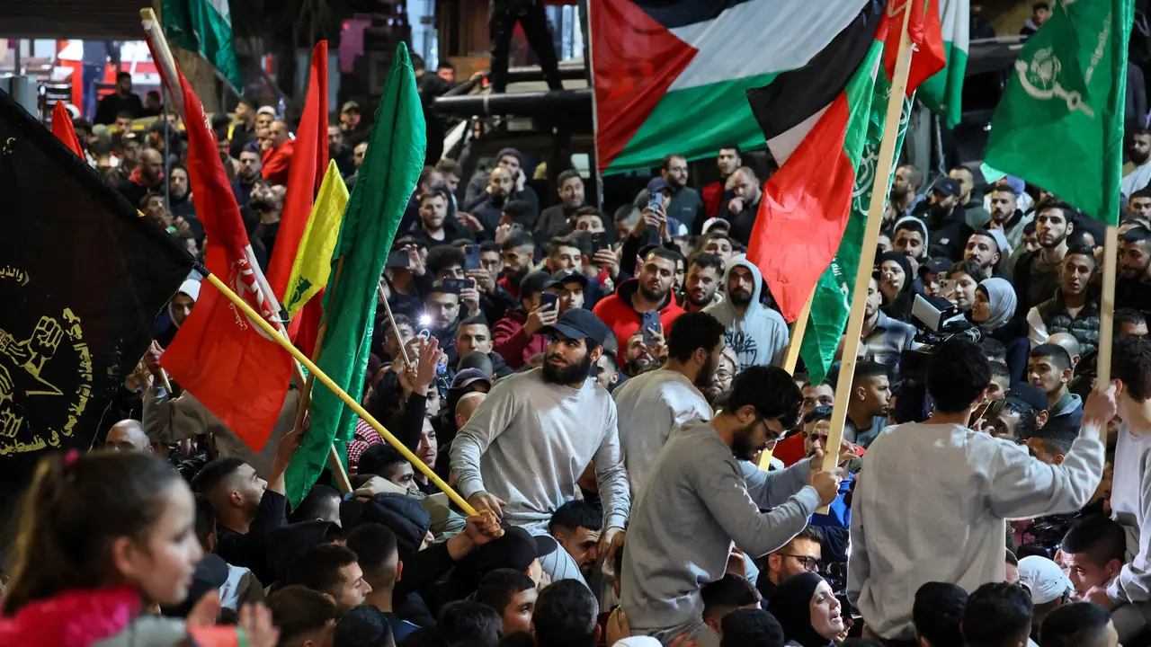 Potret Kerumunan Warga Palestina Sambut Pembebasan Mereka yang Ditahan Israel
