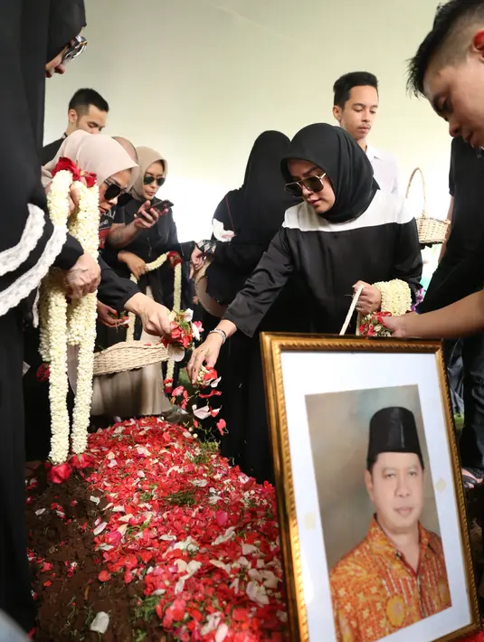 Pemakaman Ayah Olla Ramlan