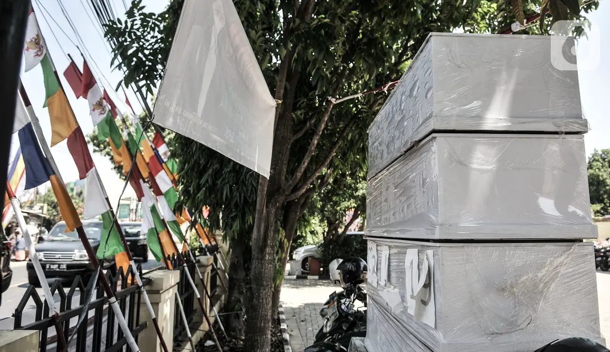 Tumpukkan peti mati yang dipajang di depan Kantor Kecamatan Sawangan, Depok, Rabu (26/8/2020). Sebanyak 5 buah peti jenazah sengaja dipasang pihak Kantor Kecamatan Sawangan sebagai media sosialisasi agar mengingat akan bahaya Covid-19 dan patuh terhadap protokol kesehatan (merdeka.com/Iqbal Nugroho)