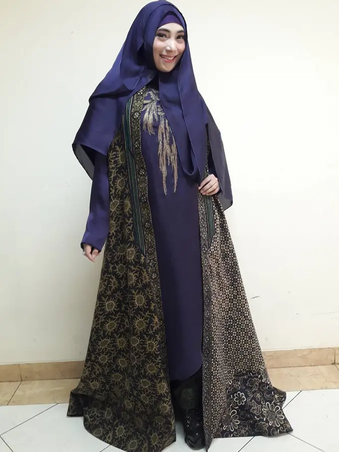 FOTO:  Gaya Busana Hijab Inke Christie yang Selalu Tampil Modis
