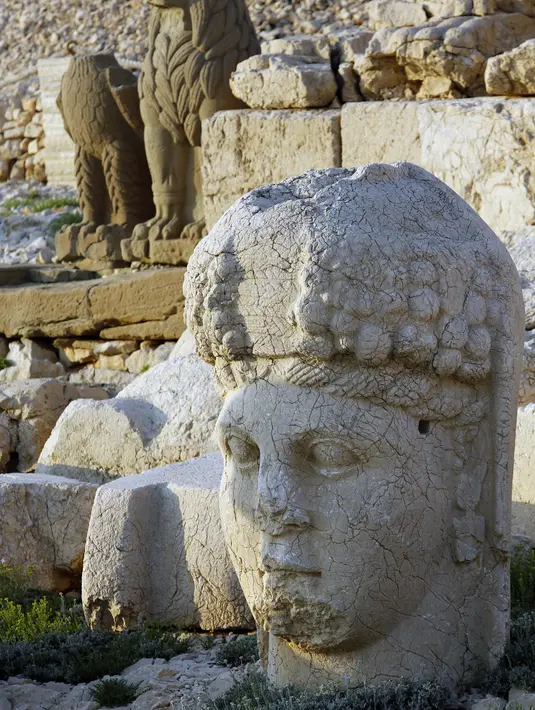 Foto pada 14 Juni 2020 ini menunjukkan patung-patung di situs pemakaman yang berada di puncak Gunung Nemrut, Turki. Gunung Nemrut yang terdaftar sebagai Situs Warisan Dunia UNESCO pada 1987 ini terkenal karena reruntuhan situs pemakaman di bagian puncaknya. (Xinhua/Mustafa Kaya)