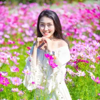 ilustrasi perempuan di taman bunga/Morakot Kawinchan/Shutterstock