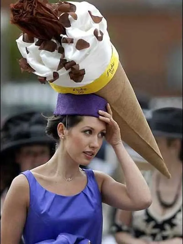 6 Topi Absurd Milik Bule Ini Bikin Tepuk Jidat, Absurd Banget