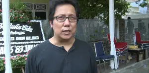 Ibunda Erwin Gutawa Tutup Usia (18/8) di RS Siloam, setelah sempat menjalani perawatan. Menurut Erwin ibunya telah lama menderita diabetes. 