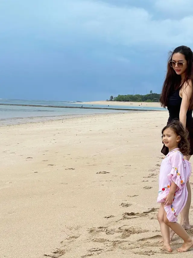 Seru Main di Pantai, Ini 6 Potret Aura Kasih Liburan Bareng Arabella