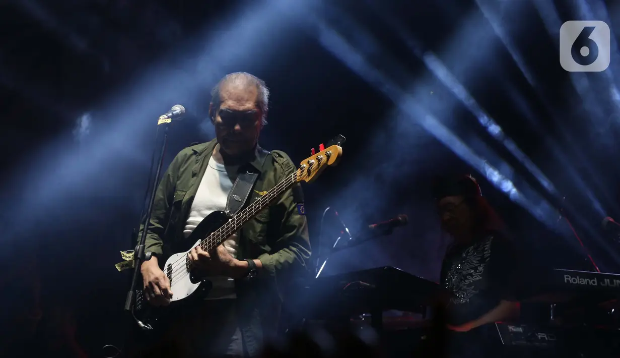 Lagu Musisi menjadi pembuka penampilan God Bless di panggung Rock Legends Festival. (Liputan6.com/Helmi Fithriansyah)