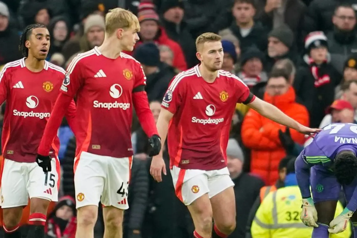Kekecewaan skuad Manchester United usai kebobolan dalam laga Premier League versus Brighton, Minggu (19/1/2025). (c) AP Photo/Dave Thompson