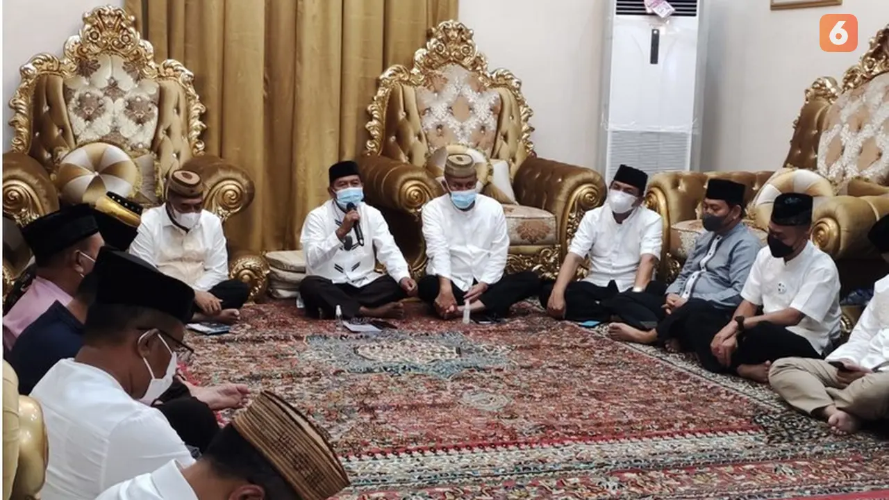 Para tokoh agama saat melakukan tenggeyamo penentuan satu ramadan (Arfandi Ibrahim/Liputan6.com)
