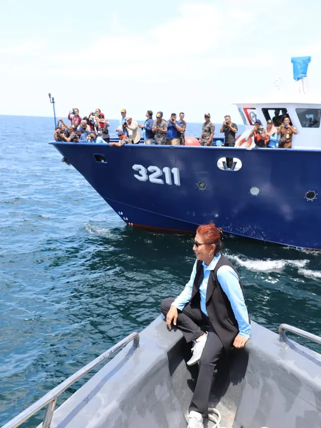 Menteri Susi memimpin penenggelaman 13 kapal pencuri ikan asal Vietnam di Kalbar. (Foto: Humas KKP)