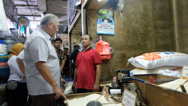 Direktur Utama Perum Bulog Bayu Krisnamurthi mengatakan, Bulog memantau ketersediaan beras di pasar tradisional di Jakarta. (Dok Bulog)