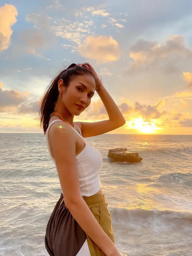 Aulia Sarah Bergaya dengan Crop Top