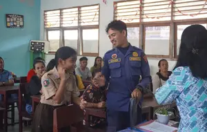 Kisah Haru Damkar Jadi Ayah Pengganti Saat Ambil Rapor