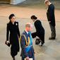 Kate Middleton (kiri), Pangeran William (ke-2 dari kiri), Meghan Markle (ke-2 dari kanan), dan Pangeran Harry (kanan) memberi penghormatan di dalam Westminster Hall di Istana Westminster, tempat peti mati Ratu Elizabeth II dibaringkan pada 14 September 2022. (Christopher Furlong/POOL/AFP)