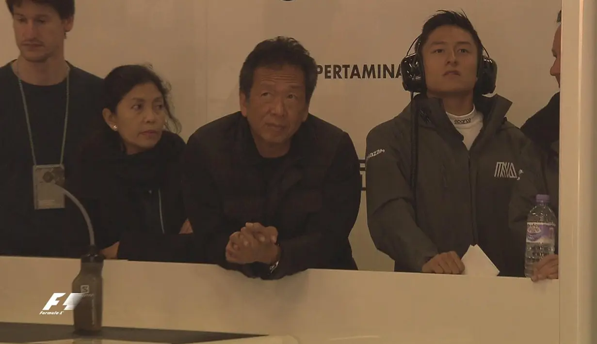 Rio Haryanto bersama orang tuanya, Sinyo Haryanto dan Indah Pennywati, di paddock Manor Racing jelang tes pramusim di Sirkuit Catalunya, Barcelona, Spanyol, Kamis (24/2/2016). (Twitter/Rio Haryanto)