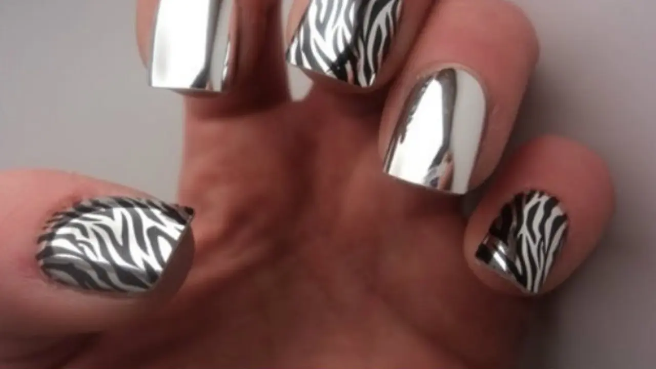 Nail Art Kuku Metalik