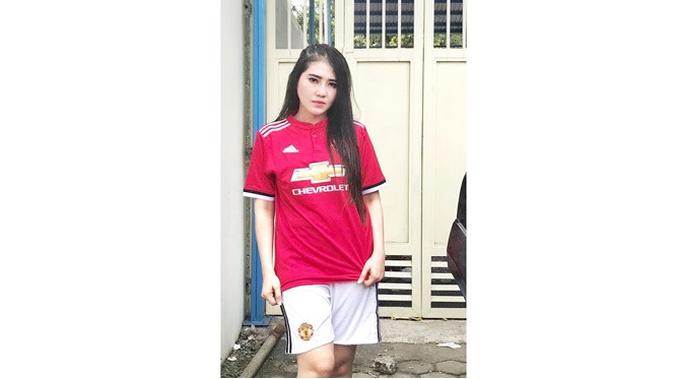 6 Potret Via Vallen Pakai Jersey Manchester United, Makin Cantik Saja (sumber: Instagram/viavallen)