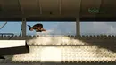 Gaya  salto atlet loncat indah putri Indonesia pada sesi latihan di Aquatic Center, Senayan, Jakarta, Kamis (15/3/2018). Latihan tersebut merupakan persiapan menuju Asian Games 2018. (Bola.com/Nick Hanoatubun)