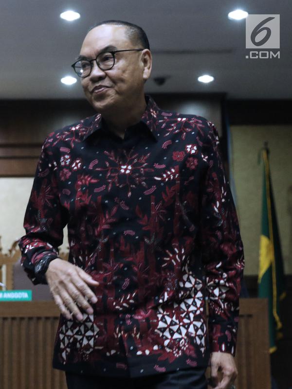 Terdakwa dugaan suap pembangunan PLTU Riau-1, Johannes Budisutrisno Kotjo bersiap meninggalkan ruangan saat jedasidang lanjutan di Pengadilan Tipikor, Jakarta, Kamis (15/11). Sidang mendengarketerangan terdakwa. (Liputan6.com/Helmi Fithriansyah)