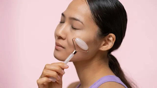 Kulit Terpapar Matahari? Ini Tips Merawat Kulit untuk Kurangi Iritasi dari Paparan Sinar UV