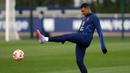 Pemain Timnas Prancis, Kylian Mbappe saat berlatih menjelang Kualifikasi Euro 2024 di Clairefontaine-en-Yvelines pada 21 Maret 2023. Mbappe akan memulai debut sebagai kapten Les Bleus pada 25 Maret 2023 saat melawan Belanda. (AFP/Franck Fife)