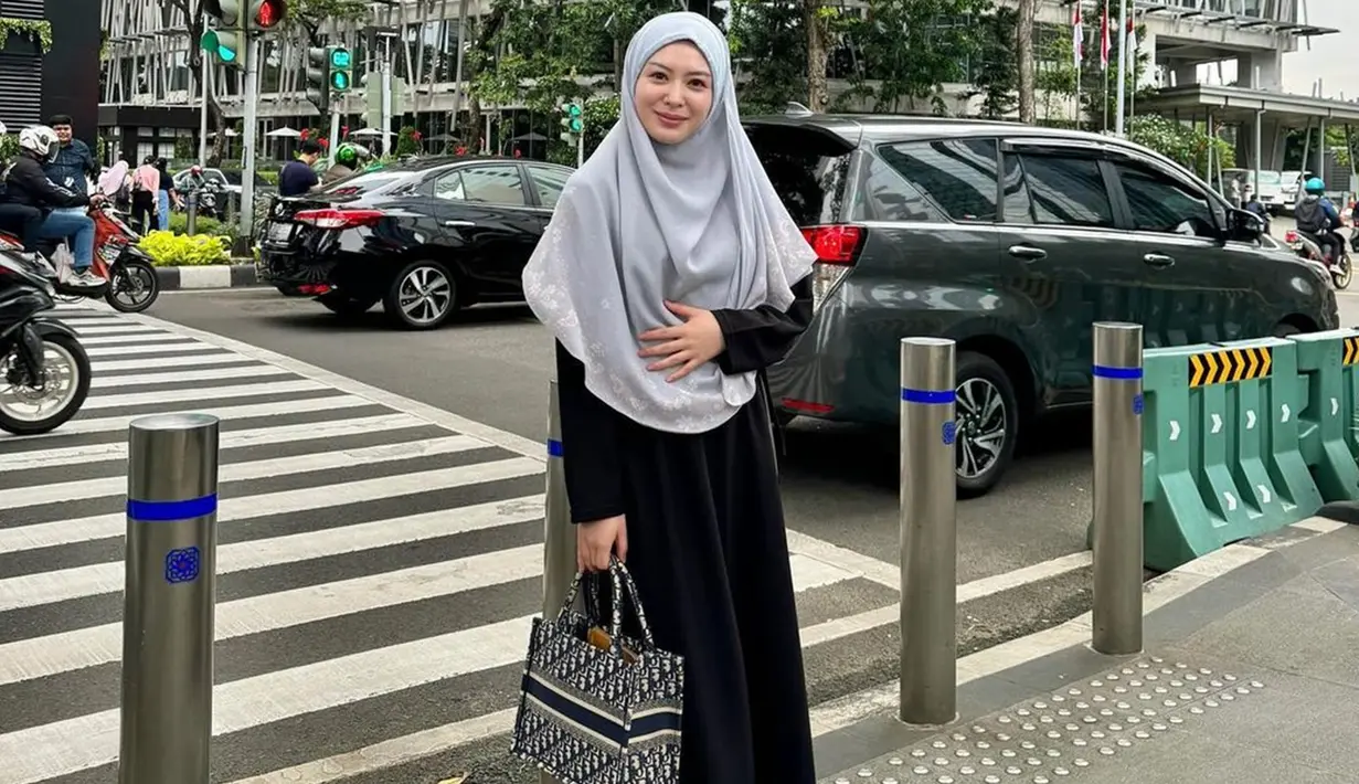 Di awal bulan Ramadhan, Ayana Moon sengaja datang ke Indonesia untuk bertemu dengan para sahabat. Ayana membagikan potretnya saat berada di trotoar jalanan kota Jakarta. Pada hari itu, wanita 28 tahun ini akan pergi bukber dengan teman-temannya. Ia juga sempat bertanya kepada followers-nya, apakah penampilannya hari itu seperti ustazah? (Liputan6.com/IG/@xolovelyayana)