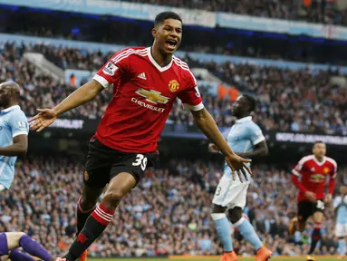Pemain Manchester United, Marcus Rashford merayakan golnya ke gawang Manchester City pada derby Manchester  Liga Inggris pekan ke-31 di Stadion Etihad, Manchester, Minggu (20/3/2016). (Reuters/Jason Cairnduff)