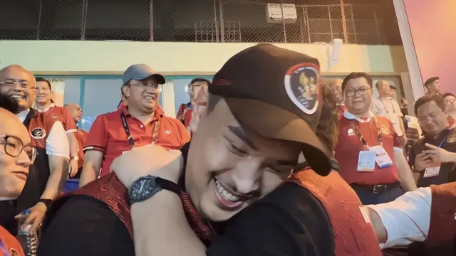 Menteri Pemuda dan Olahraga Republik Indonesia (Menpora RI) Dito Ariotedjo berpelukan dengan Ketum PSSI Erick Thohir merayakan keberhasilan Timnas Indonesia meraih medali emas di SEA Games 2023 (Istimewa)