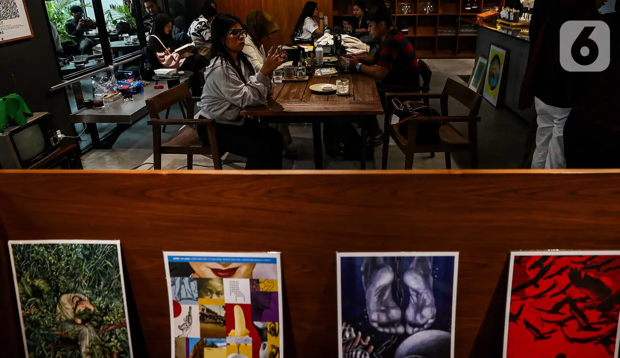 Di Makarya, pengunjung dapat dengan nyaman membaca buku sambil menikmati aneka kudapan dan kopi. (Liputan6.com/Herman Zakharia)