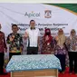 Dihadapan Pemkot Balikpapan melalui Dinas Kesehatan, DP3AKB, Kecamatan Balikpapan Barat dan Kelurahan Kariangau, Apical Group melalui PT KRN berkomitmen untuk membantu pencegahan stunting di Kota Balikpapan. (Apriyanto/Liputan6.com)