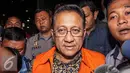Ketua DPD RI Irman Gusman keluar dari gedung KPK Jakarta menuju ke mobil tahanan KPK usai diperiksa, Sabtu (17/9). Irman Gusman ditahan KPK setelah terkena OTT terkait dugaan suap kebijakan kuota gula impor. (Liputan6.com/Faizal Fanani)