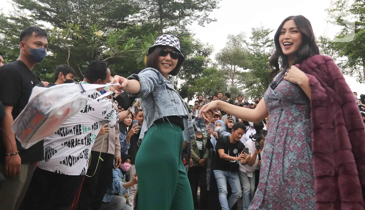 Penyanyi Gisella Anastasia dan artis Jessica Iskandar ikut meramaikan Citayam Fashion Week di kawasan SCBD (Sudirman Citayam Bojong Gede Dukuh Atas), Dukuh Atas, Jakarta Pusat, Senin (25/7/2022). Gisella dan Jessica Iskandar bergantian berlenggak-lenggok di zebra cross Dukuh Atas dengan topi bucket catur hitam putih. (Liputan6.com/Herman Zakharia)