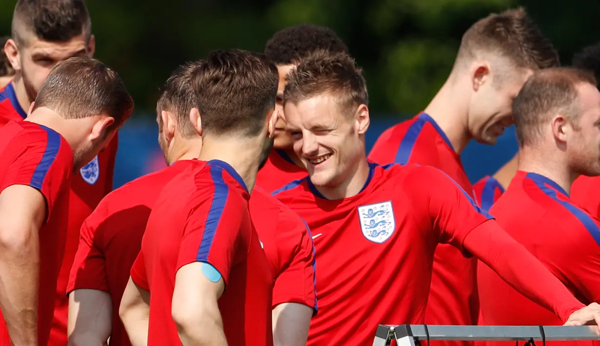 Jamie Vardy tertawa saat berbincang dengan rekan-rekannya saat latihan di Stade des Bourgognes, Chantilly, Inggris (6/7). Arsene Wenger kabarnya sangat berharap Vardy bisa menjadi pemain Arsenal sebelum Piala Eropa 2016 dimulai. (REUTERS/Lee Smith)