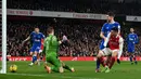 Pemain Arsenal, Gabriel Martinelli mencetak gol keempat timnya ke gawang Everton pada laga lanjutan Liga Inggris 2022/2023 yang berlangsung di Emirates Stadium, London, Kamis (02/03/2023) WIB. Arsenal berhasil menang telak dengan skor 4-0. (AFP/Glyn Kirk)