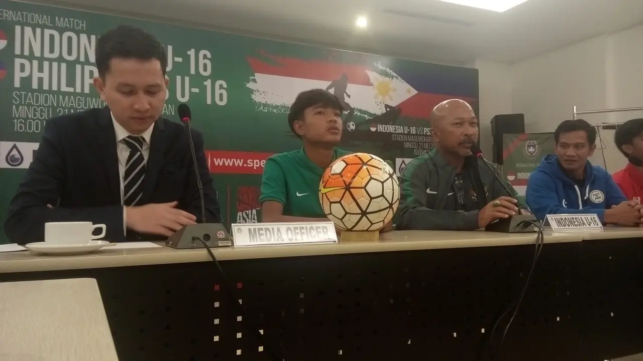 Pelatih Timnas Indonesia U-16, Fachri Husaini (tiga dari kanan), memberi keterangan jelang uji coba melawan Filipina U-16 di Stadion Maguwoharjo, Sleman, Yogyakarta, Minggu (21/5/2017).