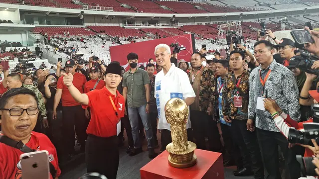 Calon presiden (capres) Ganjar Pranowo berharap Liga Kampung Soekarno Cup U-17 dapat melahirkan bibit unggul dan berprestasi. (Liputan6.com/Lizsa Egeham)