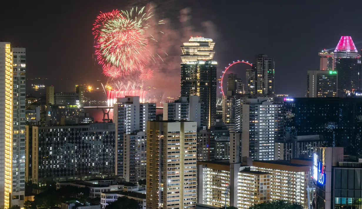 Atraksi kembang api memeriahkan perayaan Hari Kemerdekaan di Singapura, Minggu (9/8/2020). Singapura pada 9 Agustus 2020 memperingati 55 tahun kemerdekaannya. (Xinhua/Then Chih Wey)