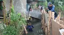 Pekerja Suku Dinas Sumber Daya Air (SDA) memperbaiki tanggul yang kembali jebol di kawasan Jati Padang, Pasar Minggu, Jakarta Selatan, Kamis (18/4). Tanggul jebol akibat derasnya air kali Pulo akibat hujan deras yang melanda kawasan Jakarta pada 16 April 2019 lalu. (Liputan6.com/Herman Zakharia)