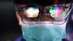 Seorang staf menunjukkan cara menggunakan alat HoloLens 2 di stan Microsoft di area ekshibisi Industri Cerdas dan Teknologi Informasi dalam ajang Pameran Impor Internasional China (China International Import Expo/CIIE) ketiga di Shanghai, China, 6 November 2020. (Xinhua/Li Renzi)