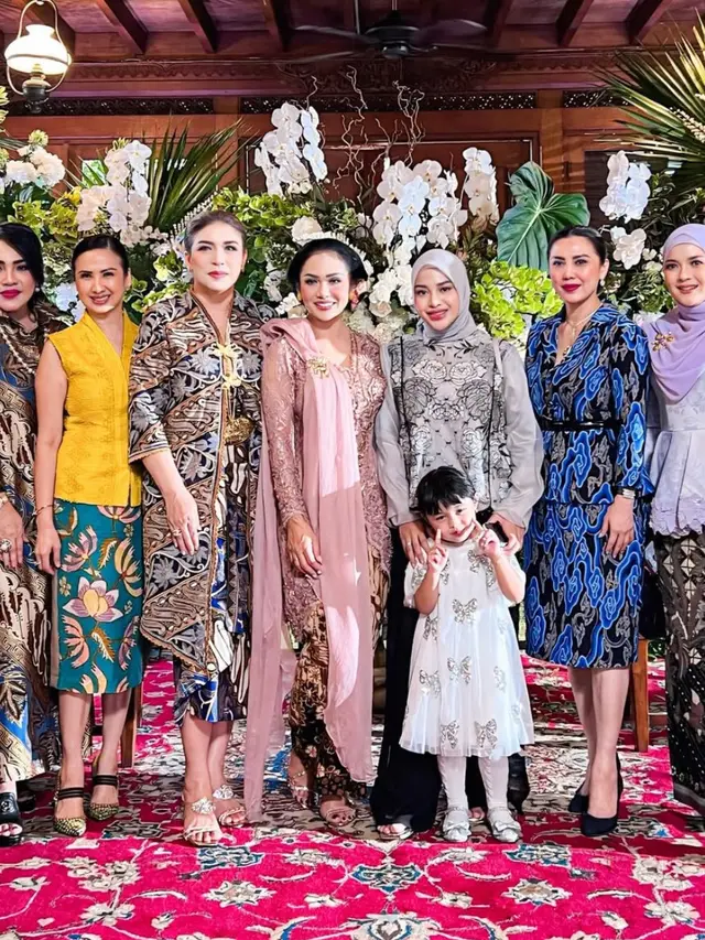 Krisdayanti dan Aurel Hermansyah di siraman Al Ghazali.