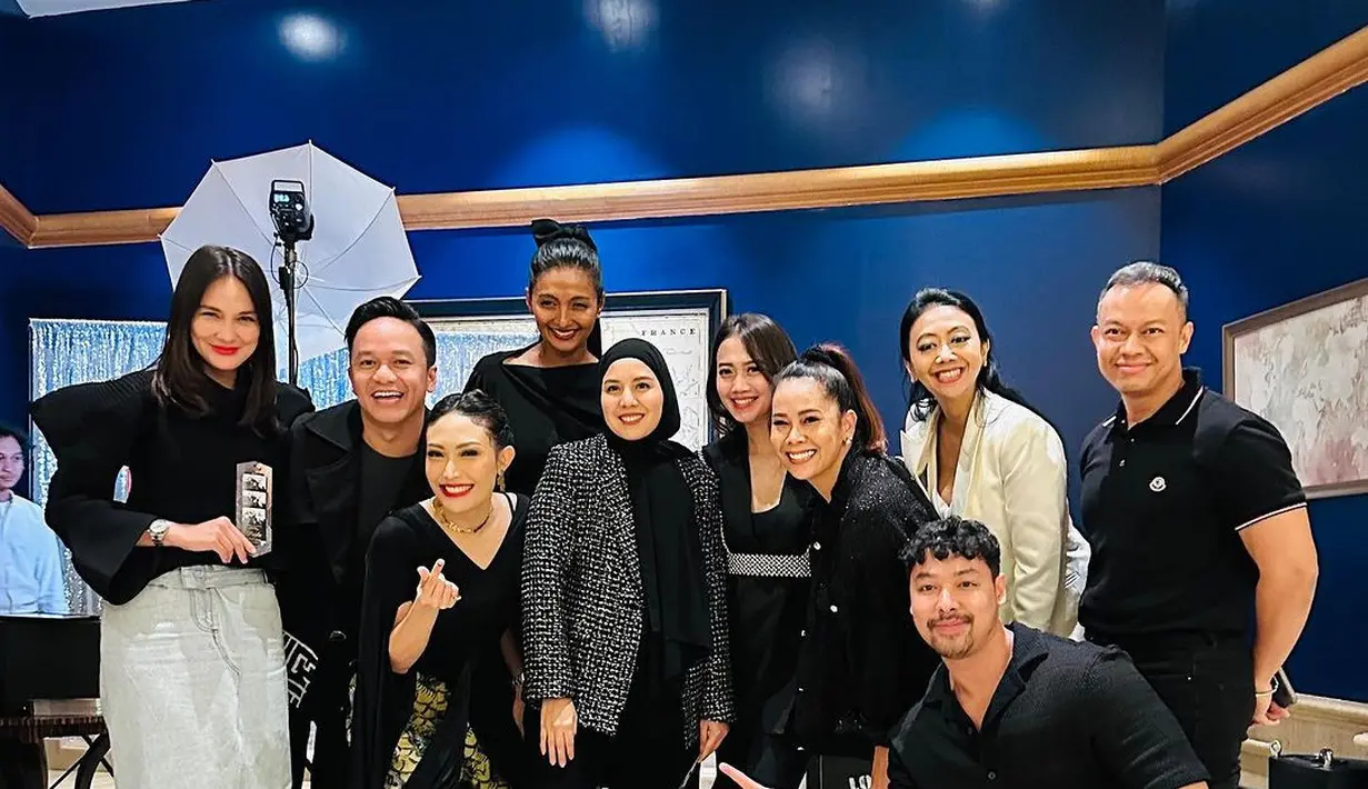 Tampak sederet sahabat dari kalangan artis hadir, seperti Ayu Dewi yang mengenakan v-neck top hitam, kulot batik dan makeup bold yang berfokus pada bibirnya. [Instagram/baimwong/tya_ariestya/paula_verhoeven]