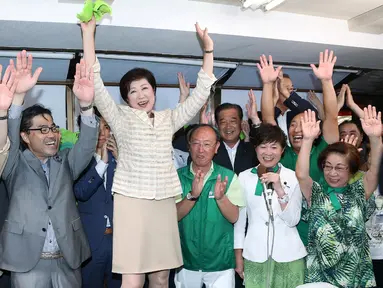 Mantan Menteri Pertahanan Jepang, Yuriko Koike (tengah) dan pendukung merayakan kemenangannya sebagai Gubernur Tokyo, Jepang, Minggu (31/7). Yuriko terpilih menjadi wanita pertama yang memimpin ibukota Jepang. (AFP PHOTO / Jiji Press)