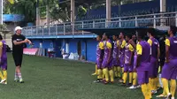 Timo Scheunemann (kiri) saat memimpin latihan Persiba (Liputan6.com/Abelda Gunawan)